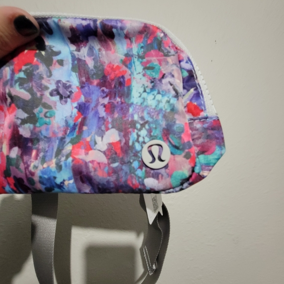 Nwt Lululemon Everywhere Belt Bag - Picture 3 of 4